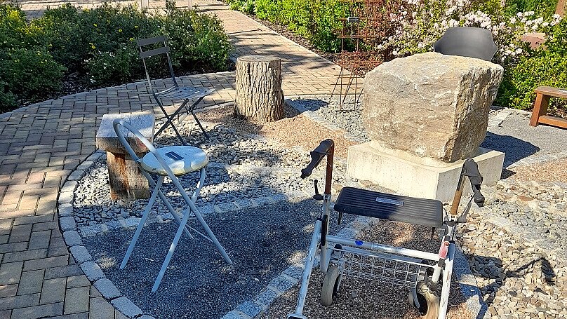 Foto: Bildausschnitt aus dem Kunstgarten mit Steinen und Sitzgelegenheiten