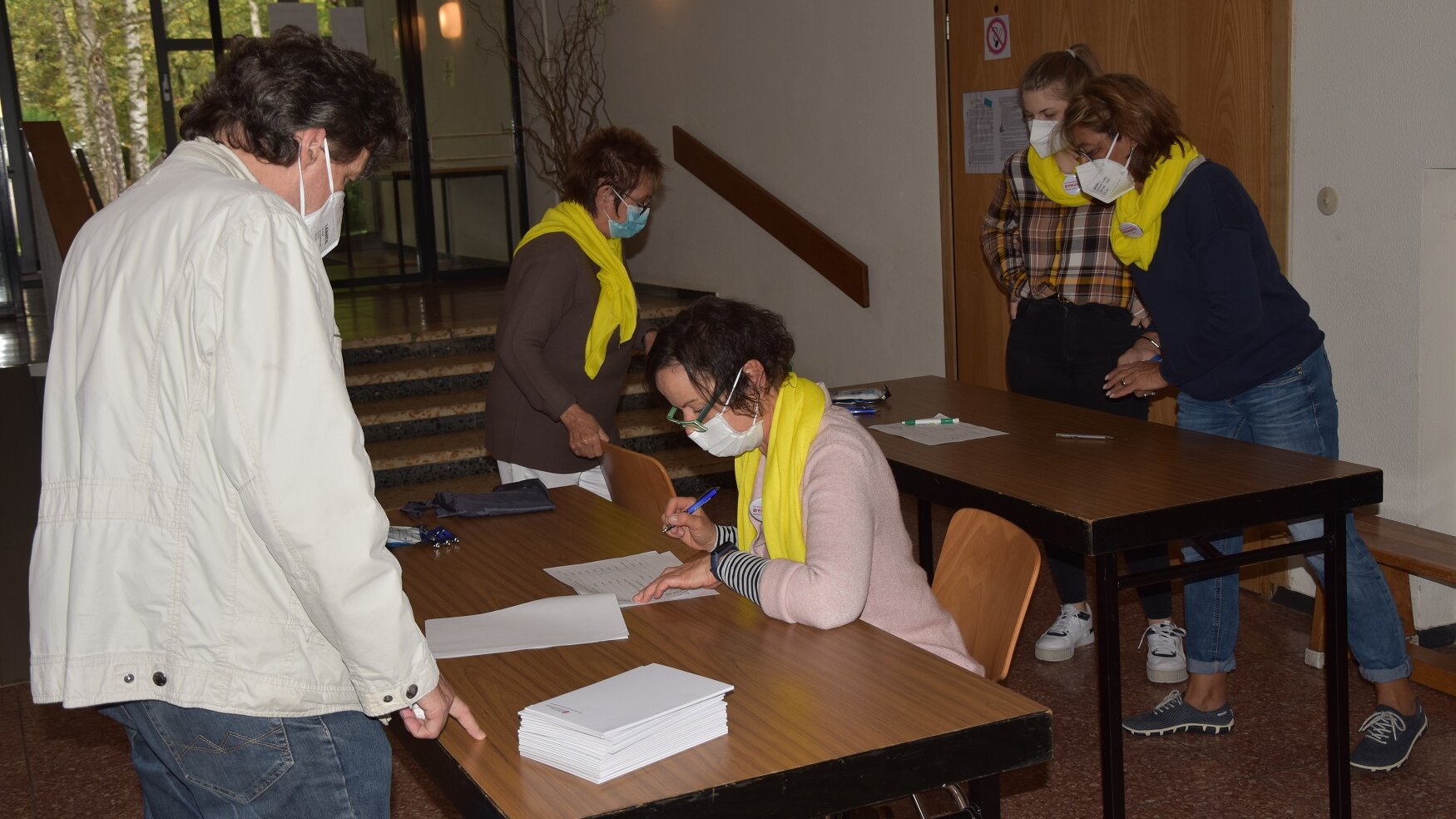 Mitglieder des Aktionsbündnisses Demenz Singen/Hegau überprüfen den Impfausweis eines Besuchers