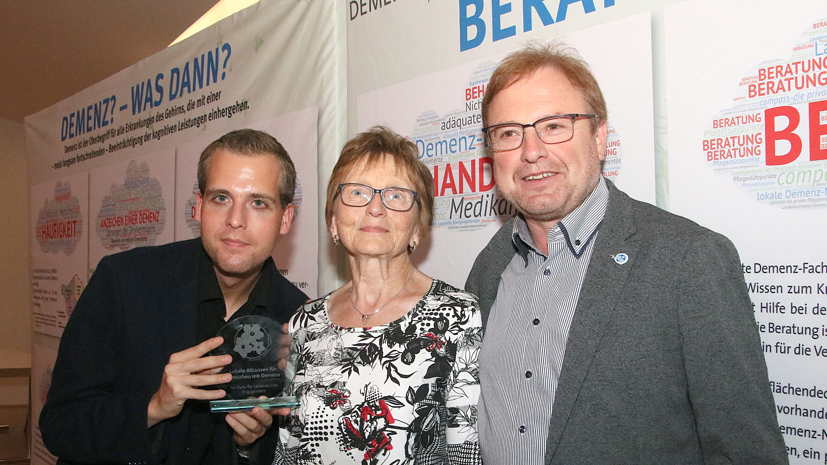 Auszeichnung des Projekts durch das Sozialministerium in Saarlouis, 2019 (Bildmitte: Dorfschwester Annetraud Kling) Foto: Die Dorfschwester Annetraud Kling und zwei Projektpartner präsentieren ihre Auszeichnung