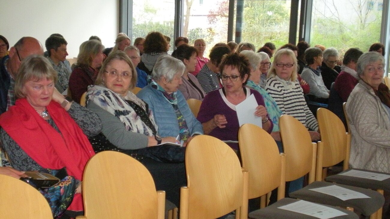 Blick ins Publikum: Zu sehen sind die Besucherinnen und Besucher eines Vortrags