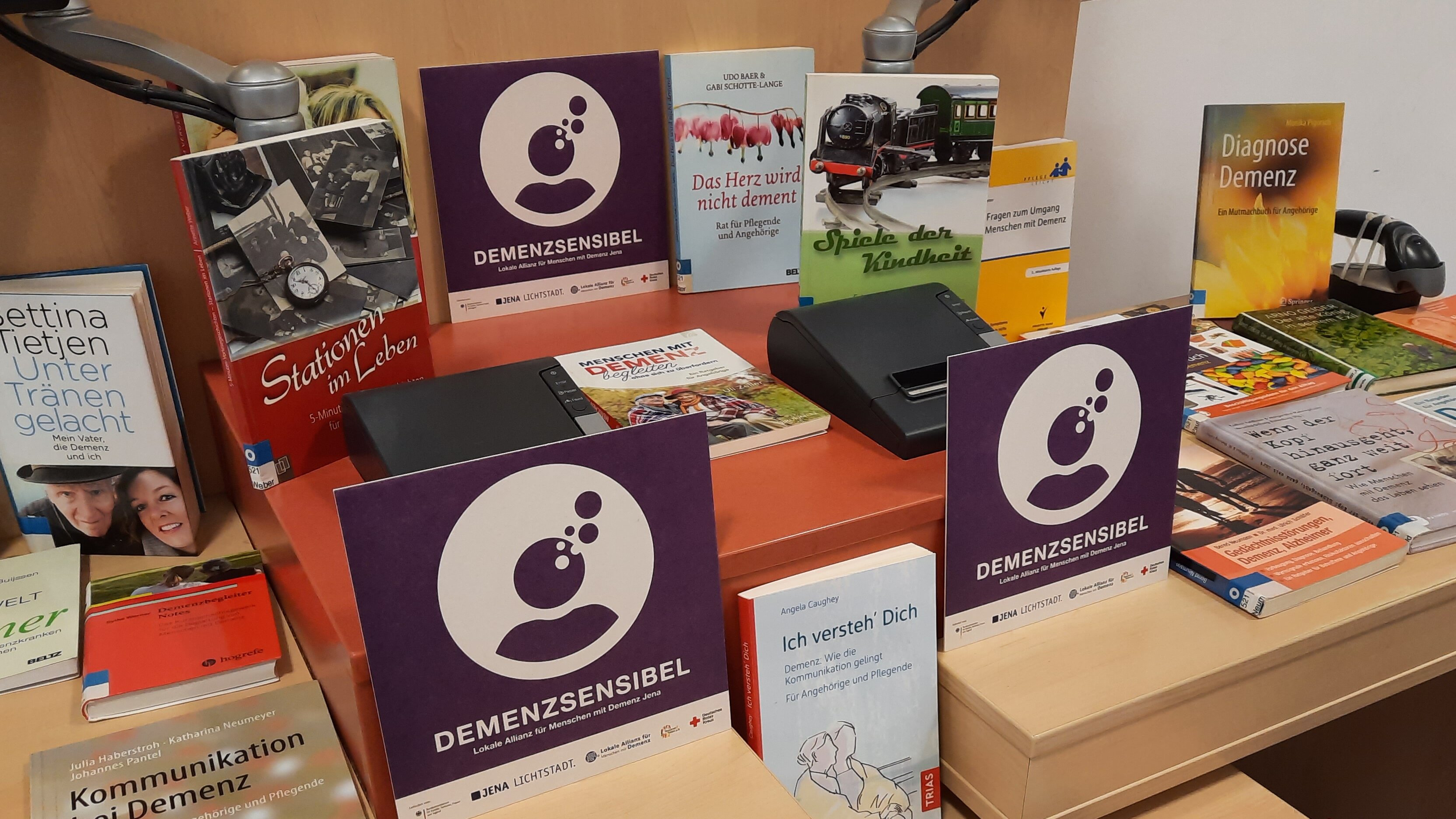 Informationstisch in der Ernst-Abbe-Bücherei Jena zum Thema Demenz