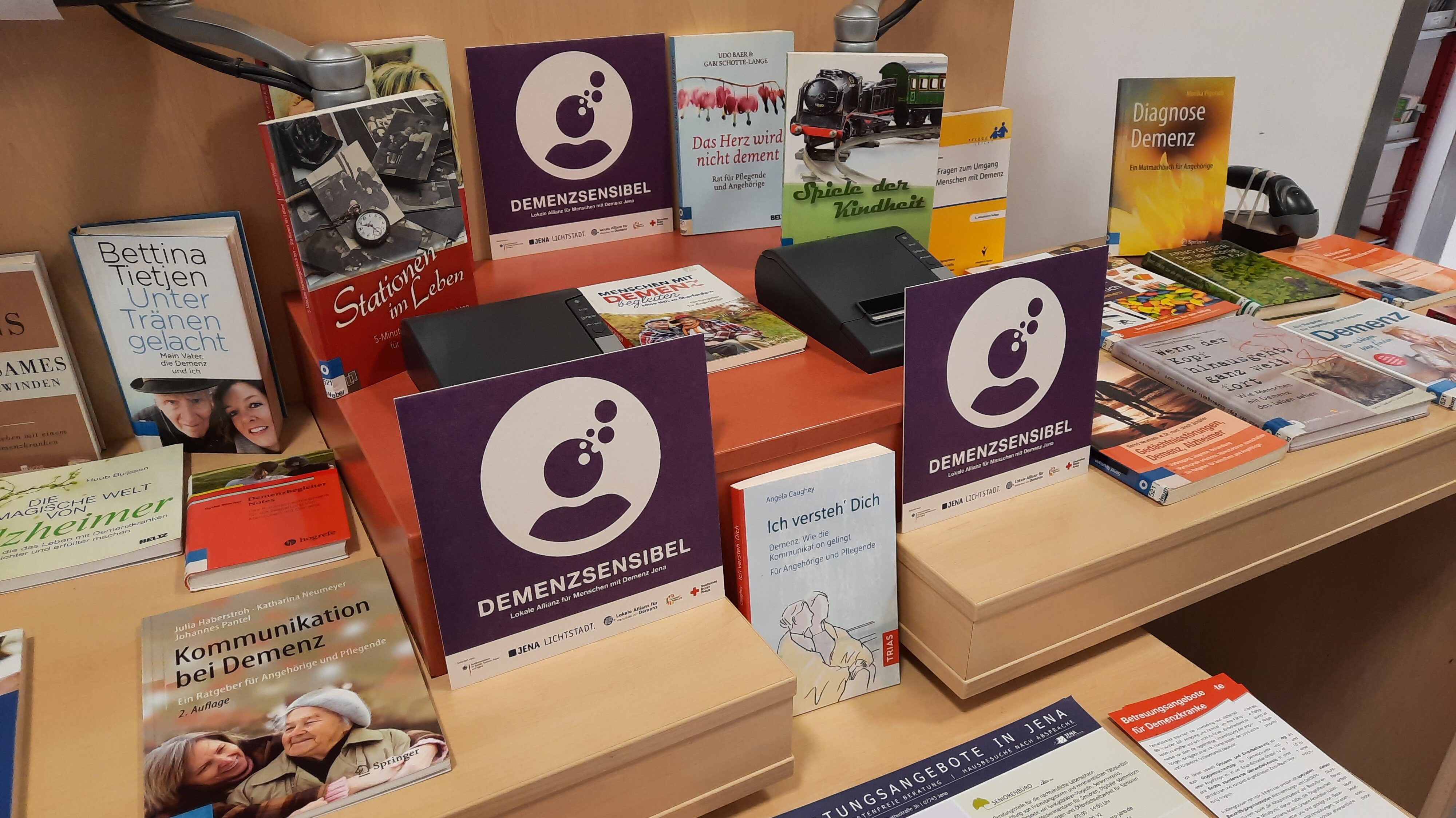 Informationstisch in der Ernst-Abbe-Bücherei Jena zum Thema Demenz