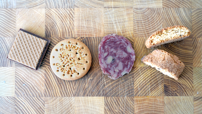 Foto: Postkartenmotiv Projekt ADele mit Keksen und Wurst