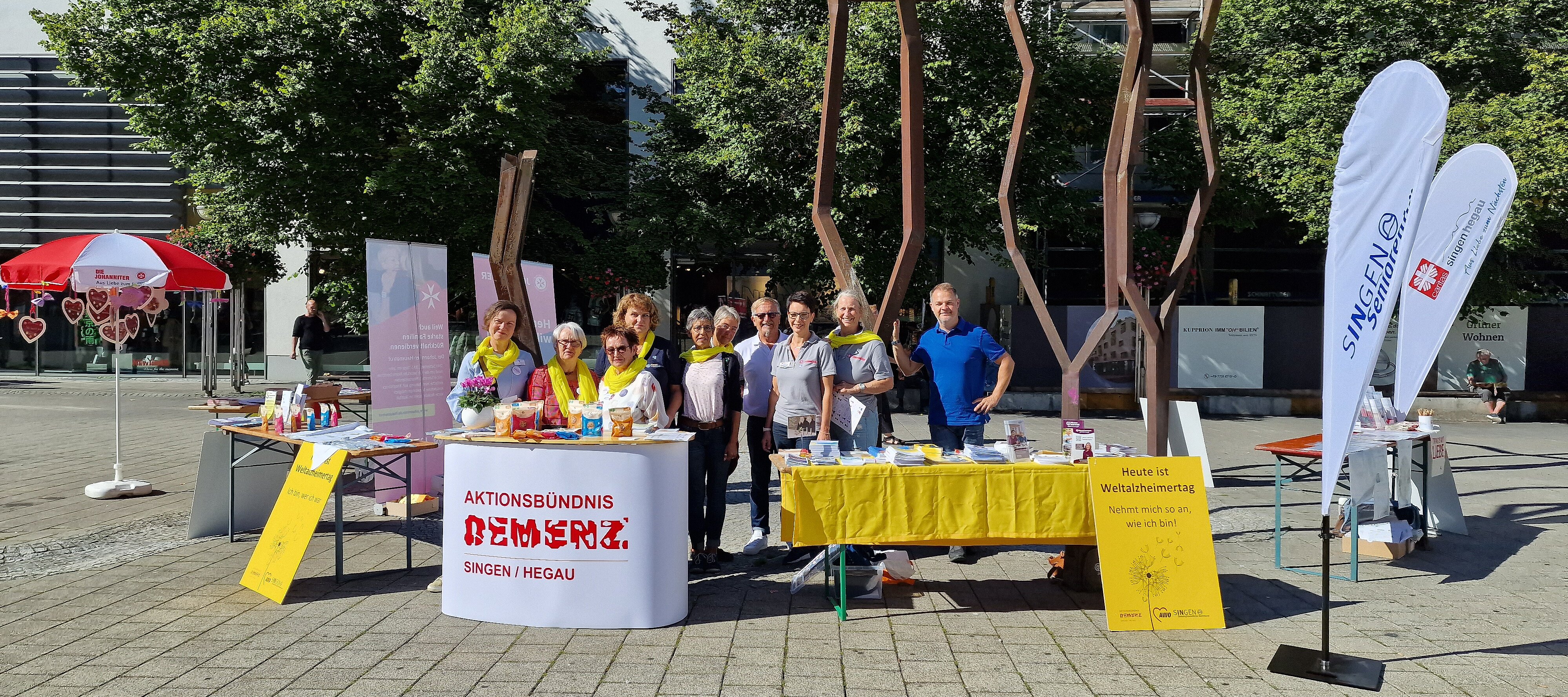 Foto: Zu sehen sind die Mitglieder des Aktionsbündnisses Demenz Singen/Hegau an einem Stand zum Weltalzheimertag