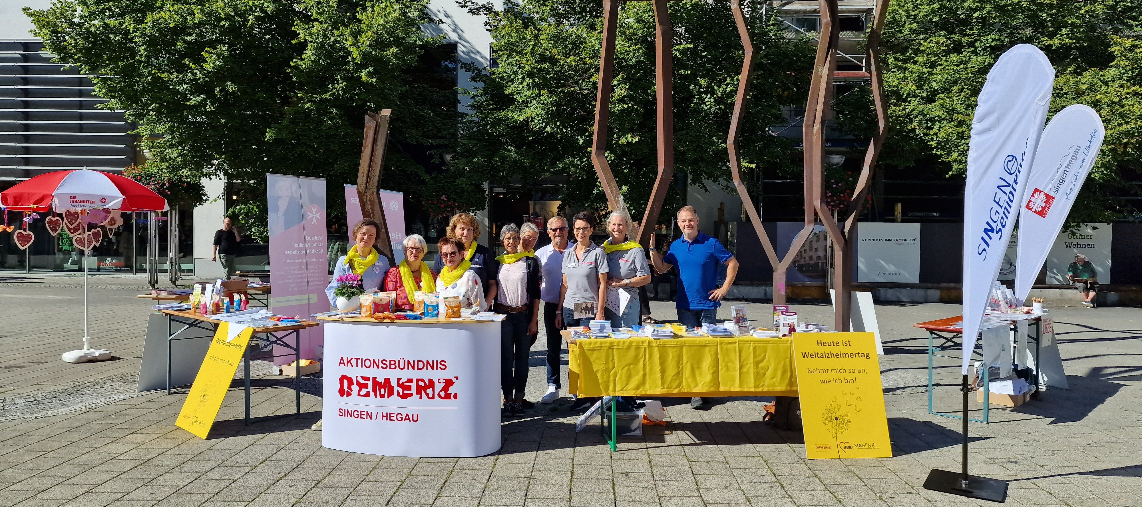 Foto: Zu sehen sind die Mitglieder des Aktionsbündnisses Demenz Singen/Hegau an einem Stand zum Weltalzheimertag