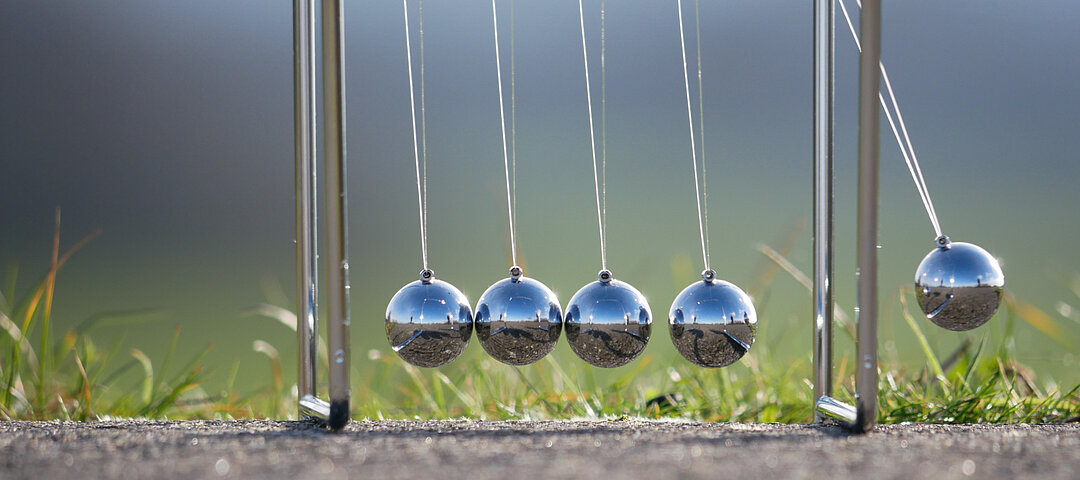 © BAGSO/Hülsmann Kugelstoßpendel steht in der Landschaft