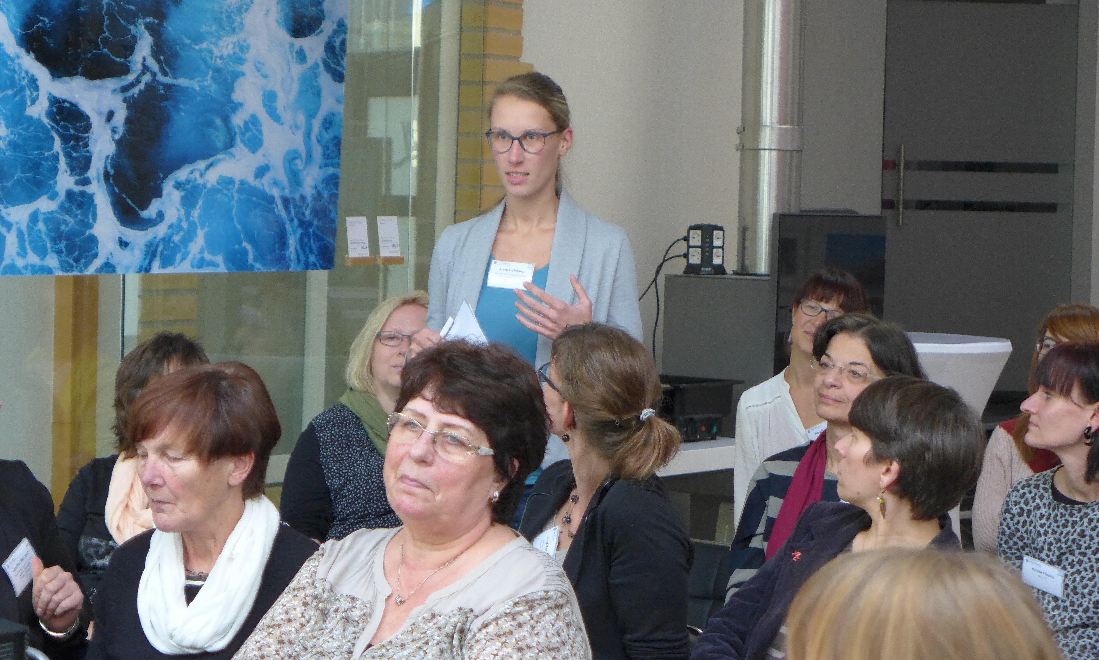 Teilnehmende des Vernetzungstages im Plenum | © BAGSO Auf diesem Bild sind mehrere Frauen zu sehen