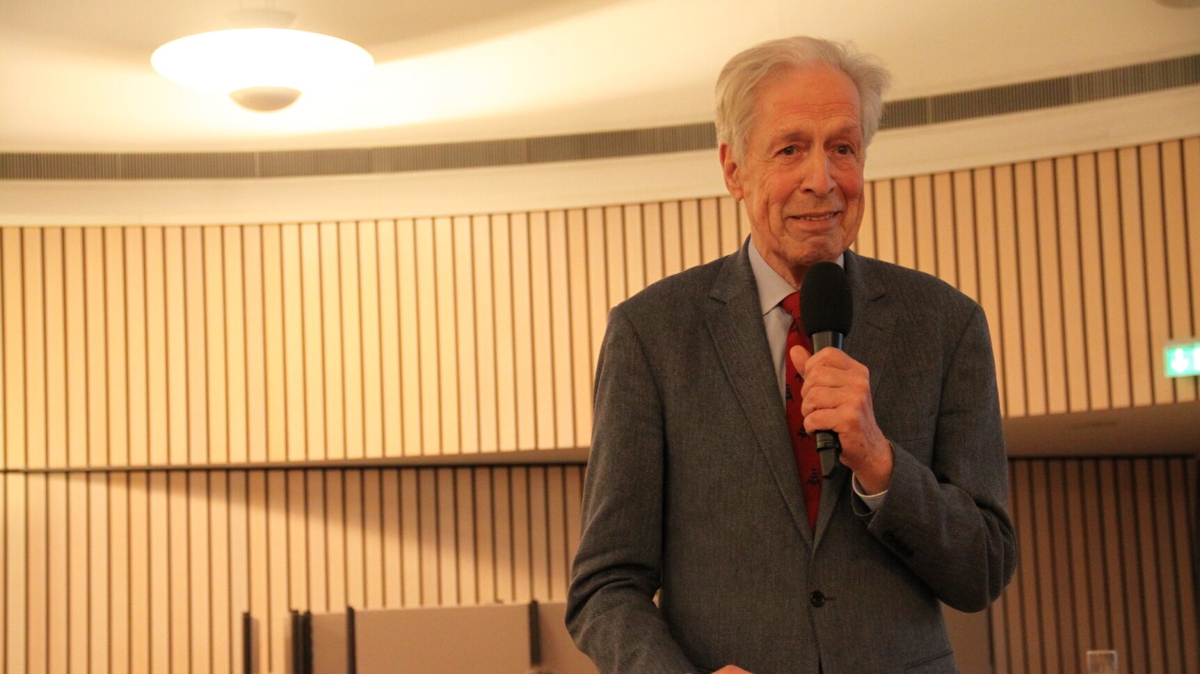 Dr. Henning Scherf, ehemaliger Bürgermeister der Freien Hansestadt Bremen, auf der Fachtagung am 30. Oktober 2019 in Hildesheim Foto: Dr. Henning Scherf, ehemaliger Bürgermeister der Freien Hansestadt Bremen, spricht ins Mikrofon