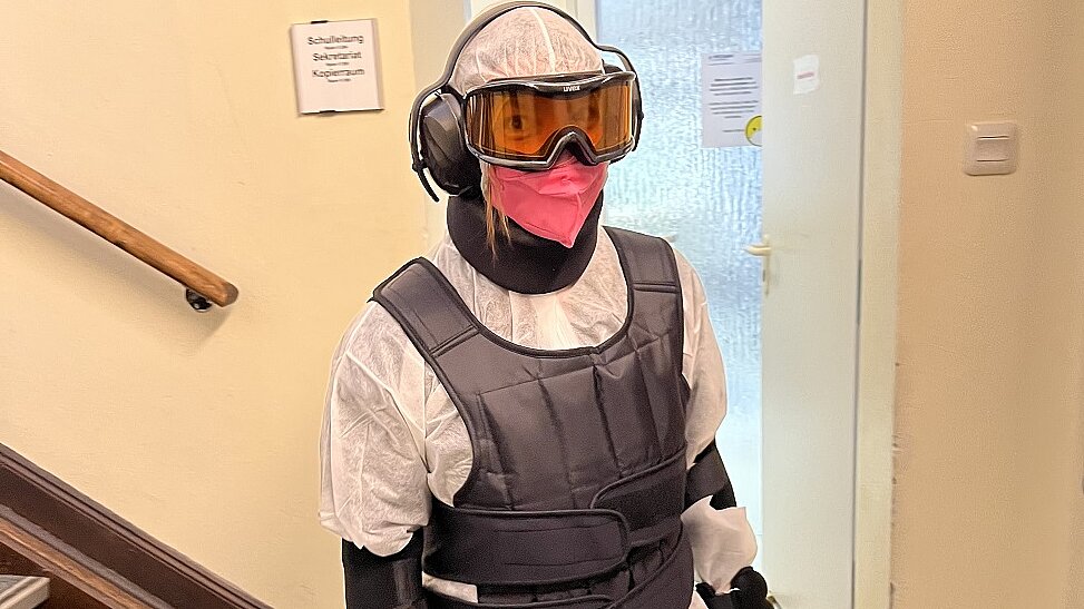 Räumliche Orientierung im Alterssimulations-Training der Probandin Jacqueline Cruse Jacqueline Cruse im Alterssimulationsanzug