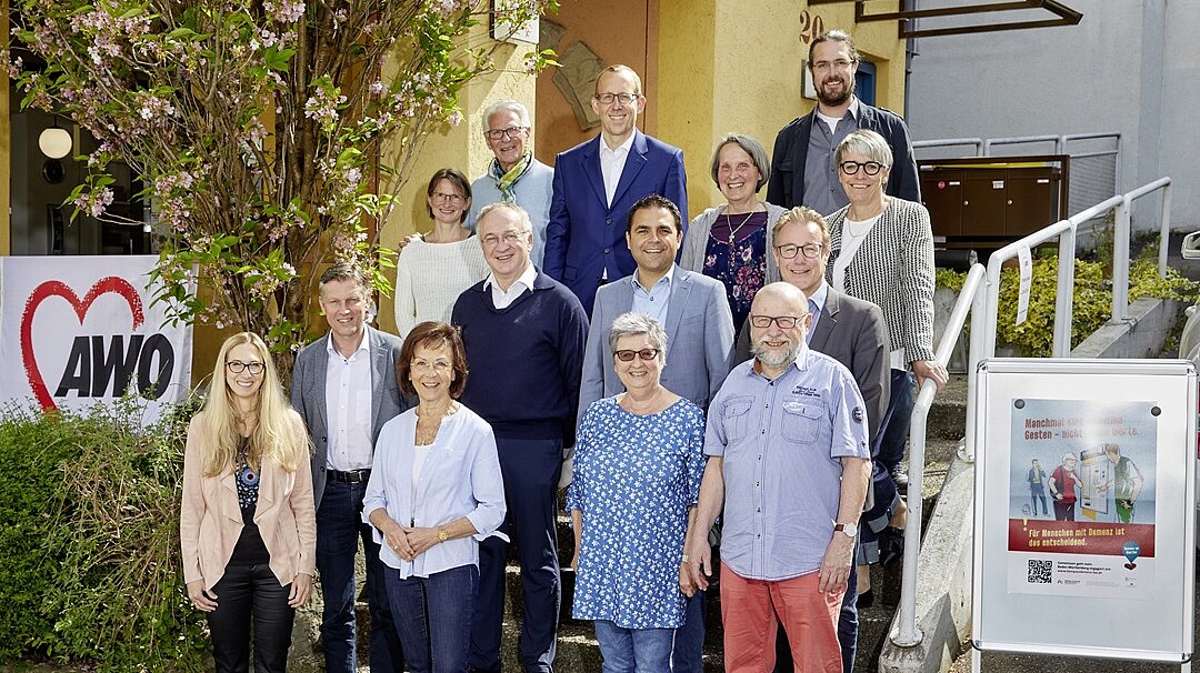 Foto: Eine Gruppe menschen stehen auf einer Treppe vor einem Gebäude