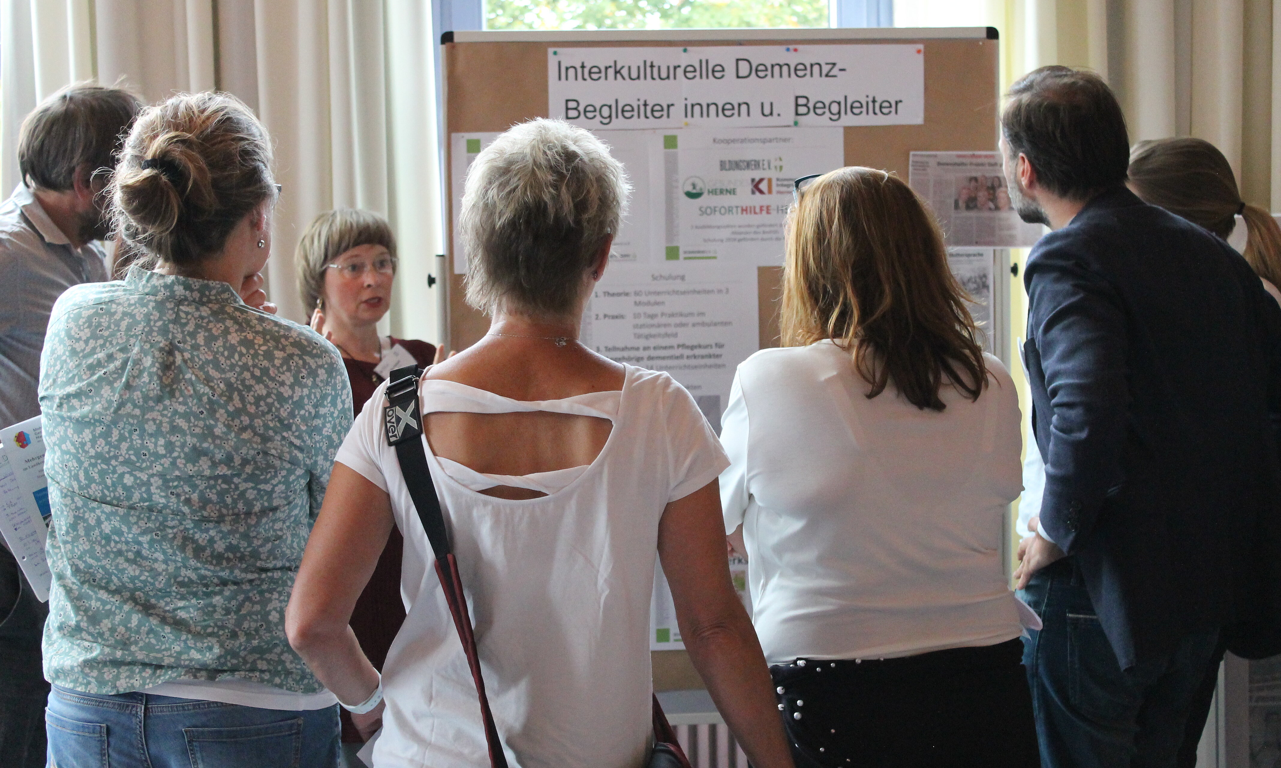 Basar der guten Beispiele: Silke Mattelé, Bildungswerk e.V., Herne im Gespräch mit Teilnehmenden | © BAGSO Auf diesem Bild haben sich einige Teilnehmer im Kreis versammelt
