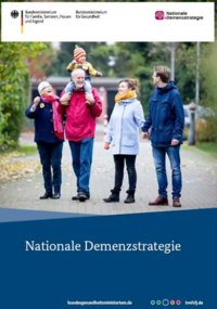 Titelbild der Broschüre: Drei Generationen stehen zusammen.