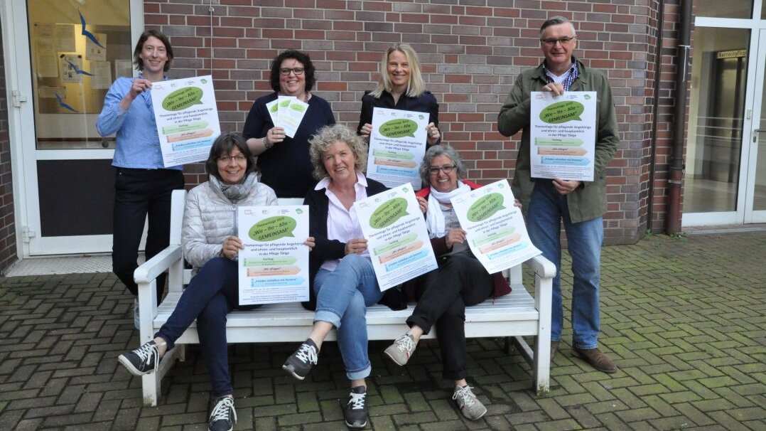 Sprecherinnen und Sprecher des Netzwerkes Demenz Lünen bei der Präsentation des Programmes der „Thementage Demenz“ 2019 Auf diesem Foto sehen Sie eine mehrere Personen, die Plakate hochhalten