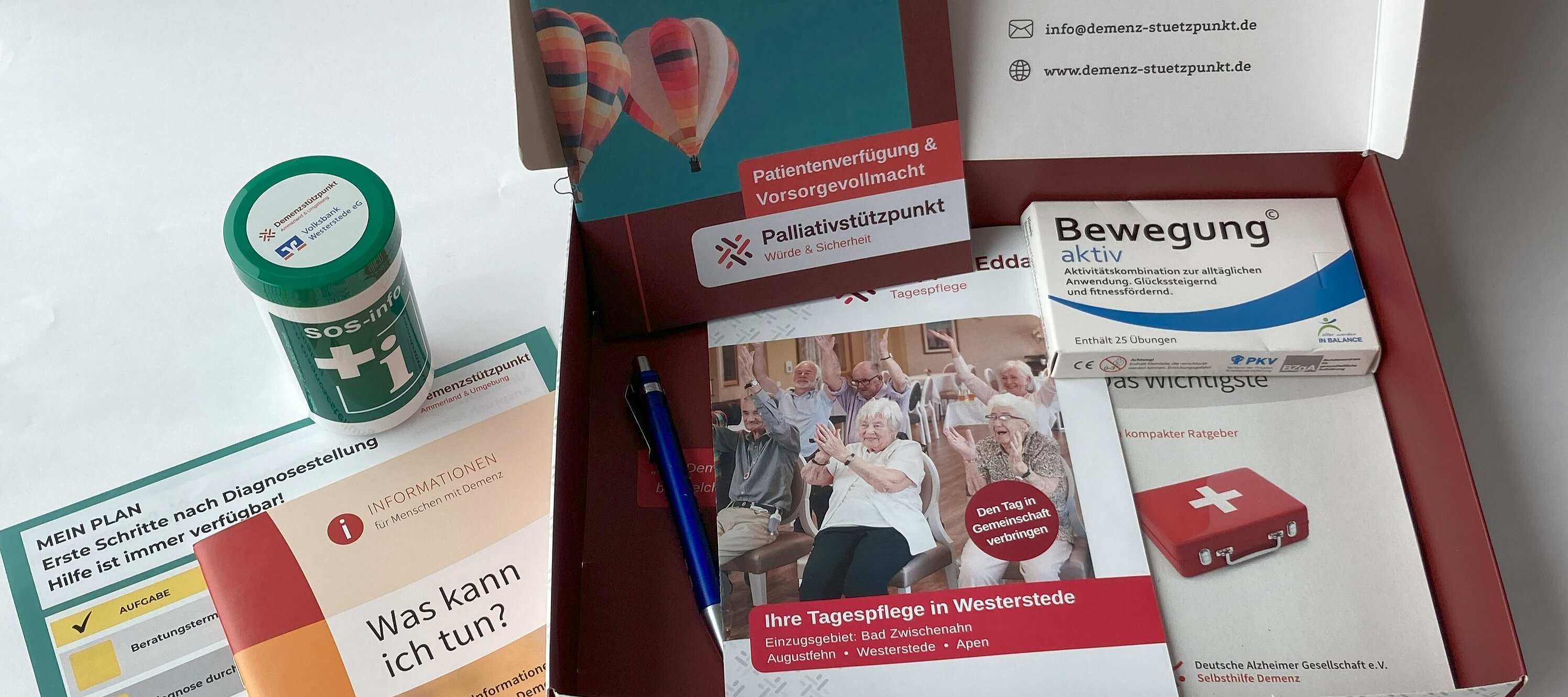 Foto: Karton mit Infos und Alltagshilfen für Menschen mit Demenz.