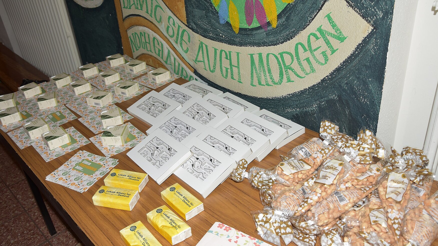 Foto: Tisch mit Give-aways der Alzheimer Gesellschaft Baden-Württemberg