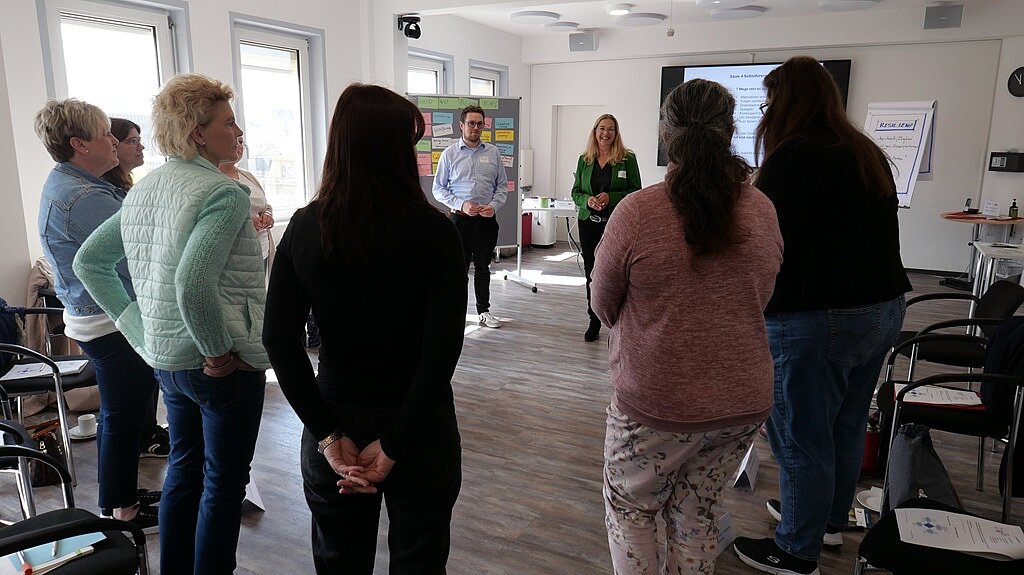 Die Workshop-Teilnehmenden stehen im Kreis