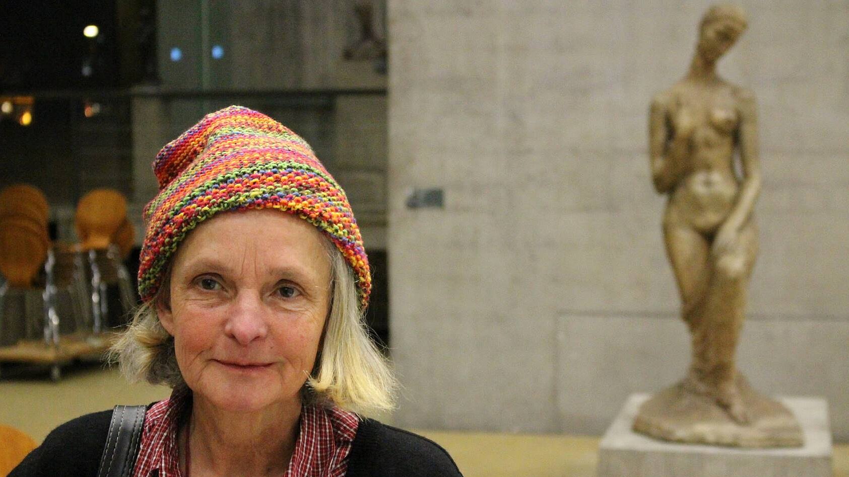 Foto: Im Vordergrund dieses Fotos sieht man eine ältere Museumsbesucherin, im Hintergrund steht eine Skulptur