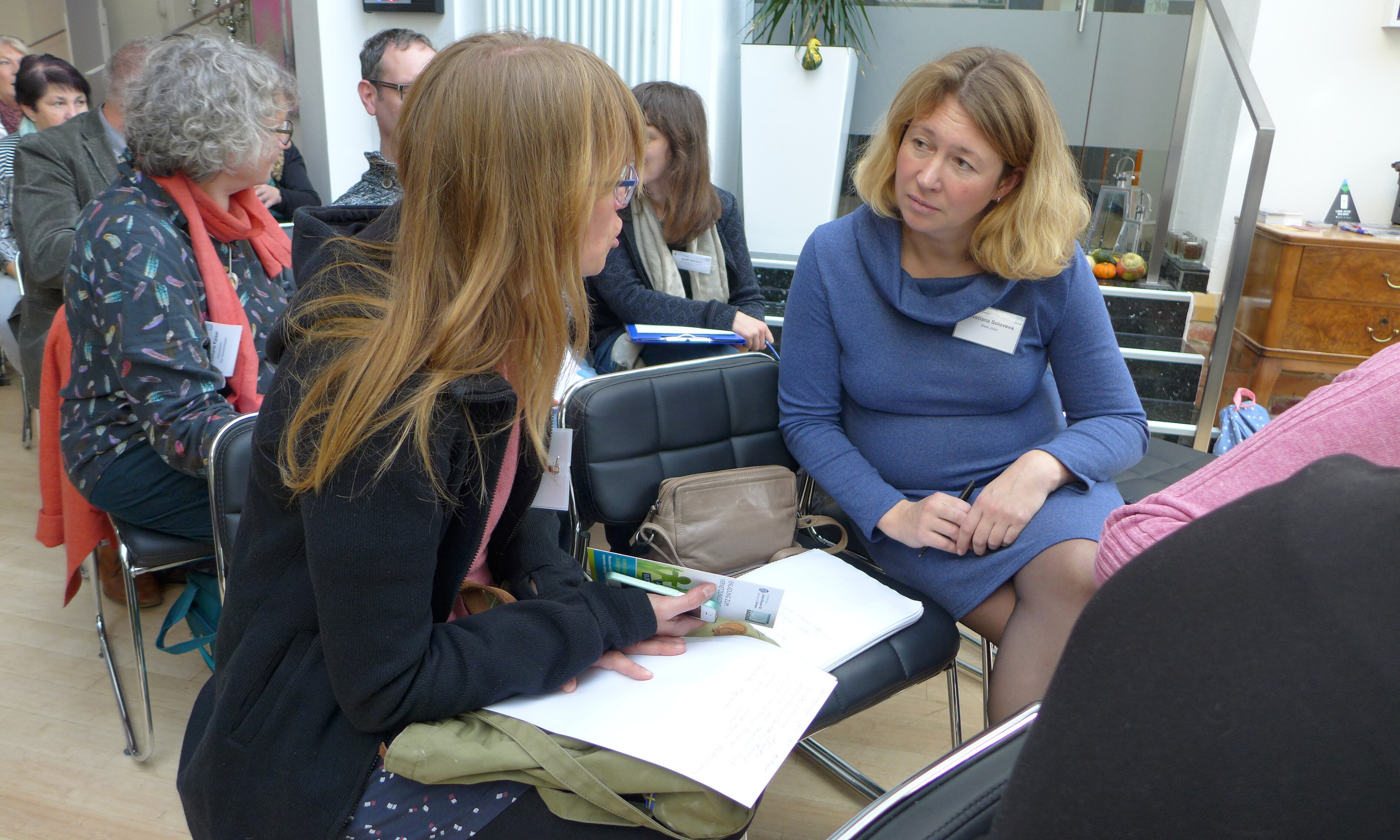 Teilnehmende des Vernetzungstages im Plenum | © BAGSO Auf diesem Bild sind zwei Frauen im Gespräch zu sehen