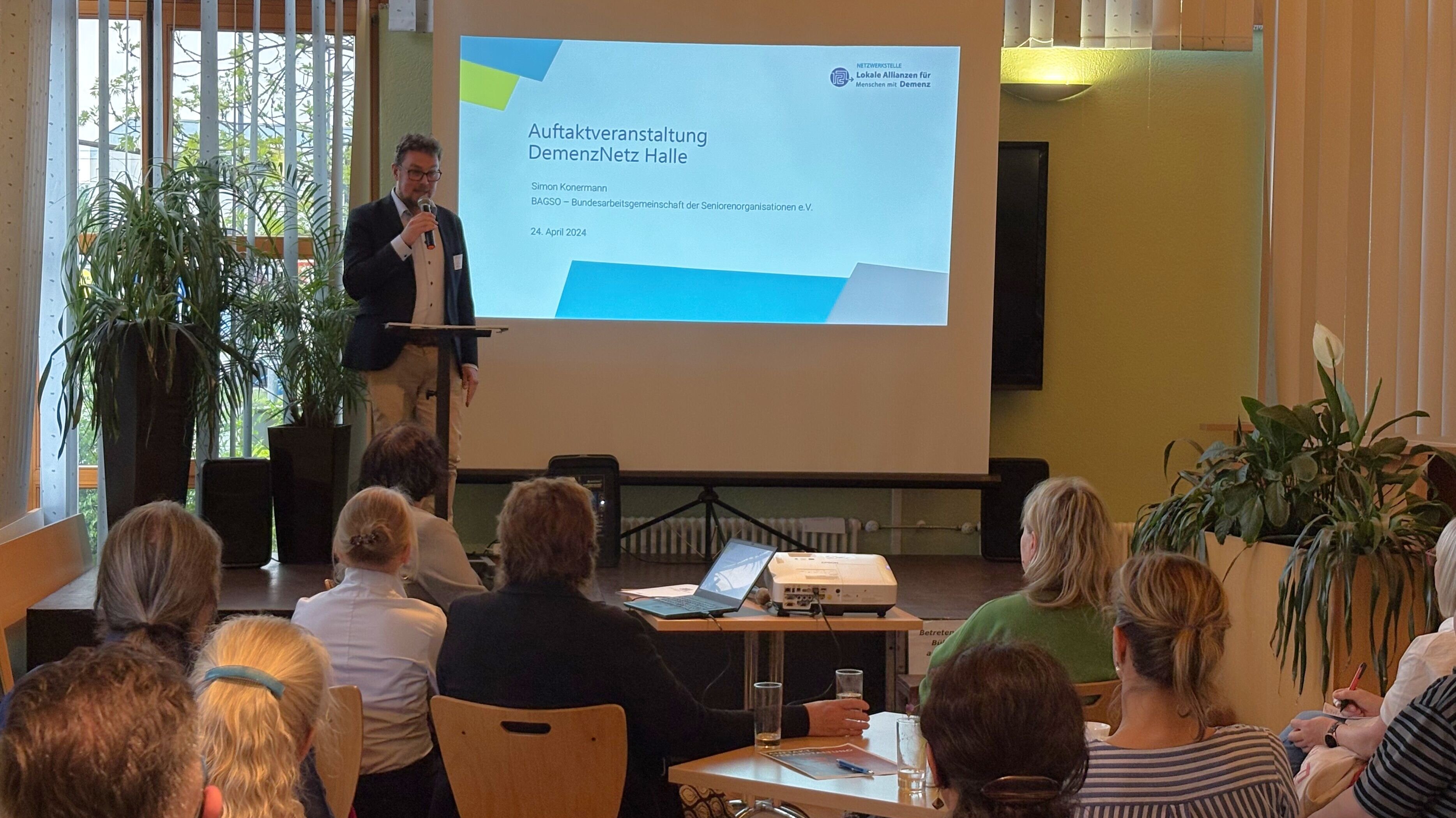Auftaktveranstaltung am 25. April 2025: Simon Konermann, Referent der Netzwerkstelle "Lokale Allianzen für Menschen mit Demenz" begrüßt die Anwesenden.
