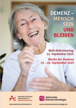 Foto einer älteren Frau, die in die Kamera lacht. Dazu das Motto des WAT: "Demenz - Mensch sein und bleiben" 