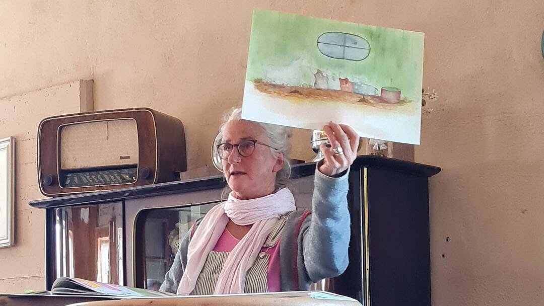 April 2026: Britta Flaig liest aus ihrem Buch "Mama Berta und das Vergessen" Britta Flaig zeigt ein Bild aus ihrem Buch