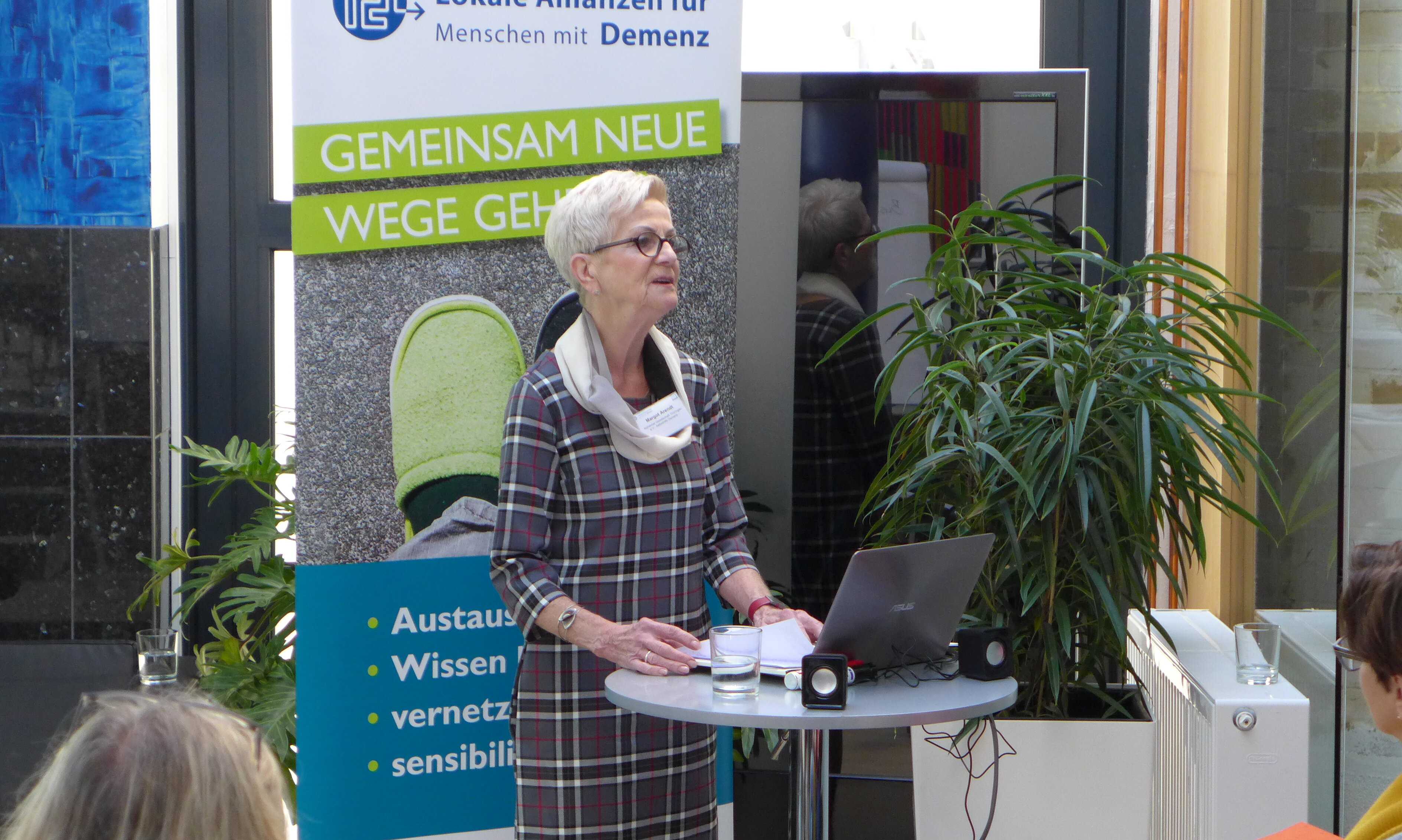 Auf diesem Bild hält Frau Arendt, Vorsitzende der Alzheimer Gesellschaft Thüringen e.V. ein Grußwort