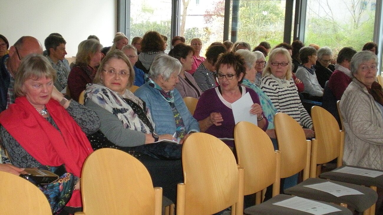 Foto: Blick ins Publikum: Zu sehen sind die Besucherinnen und Besucher eines Vortrags