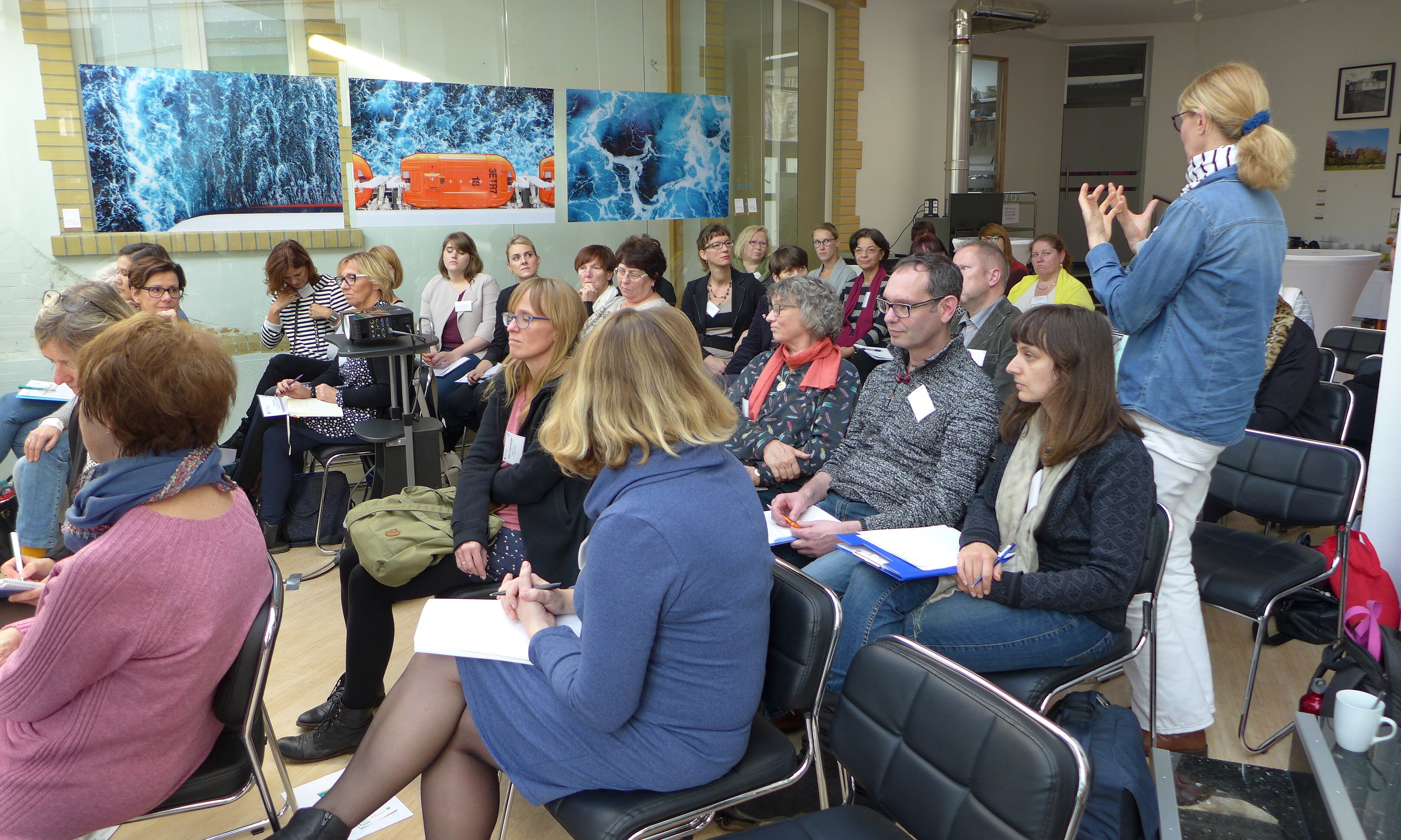 Teilnehmende des Vernetzungstages im Plenum | © BAGSO Auf dem Bild sind die Teilnehmer der Veranstaltung zu sehen