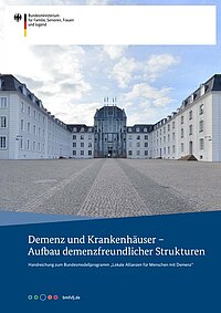 BMBFSFJ: Titelbild der Handreichung | Foto: © Michael Besserdich Titelbild der Handreichung: Im Vordergrund ist ein freier Platz. Im Hintergrund ein großes weißes Gebäude