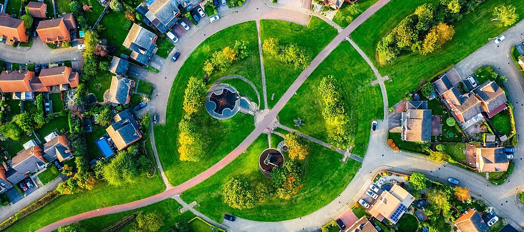 Luftbild eines Ortes von oben