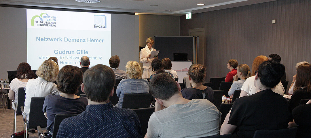 © BAGSO/Kordestani Gudrun Gille, Vorsitzende des Netzwerks Demenz Hemer e.V. referiert