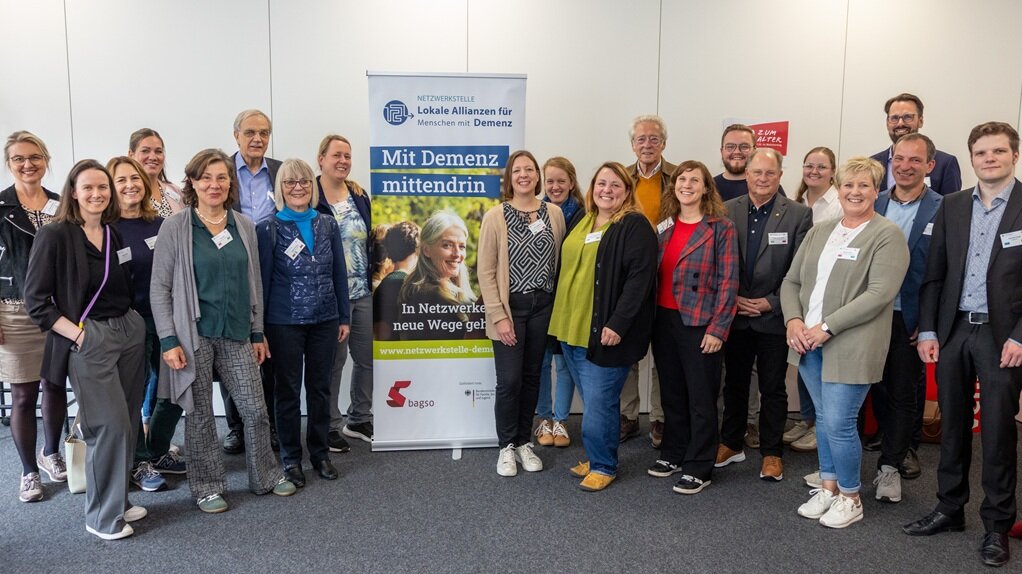 Foto: Gruppenfoto von Vertretern des Ministeriums und den Lokalen Allianzen