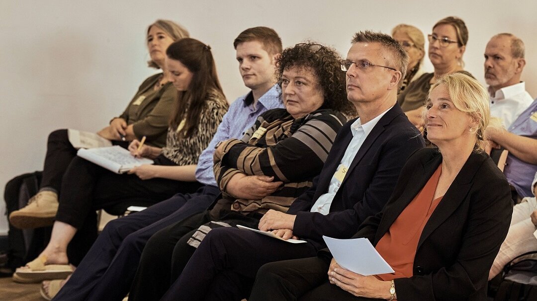 Teilnehmende der Fachtagung im Plenum 