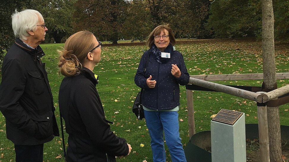 Spaziergang für Menschen mit Demenz und deren Angehörigen in Bad Sassendorf inkl. „Baumführung“ durch Frau Saxer Foto: Baumführung durch Frau Saxer