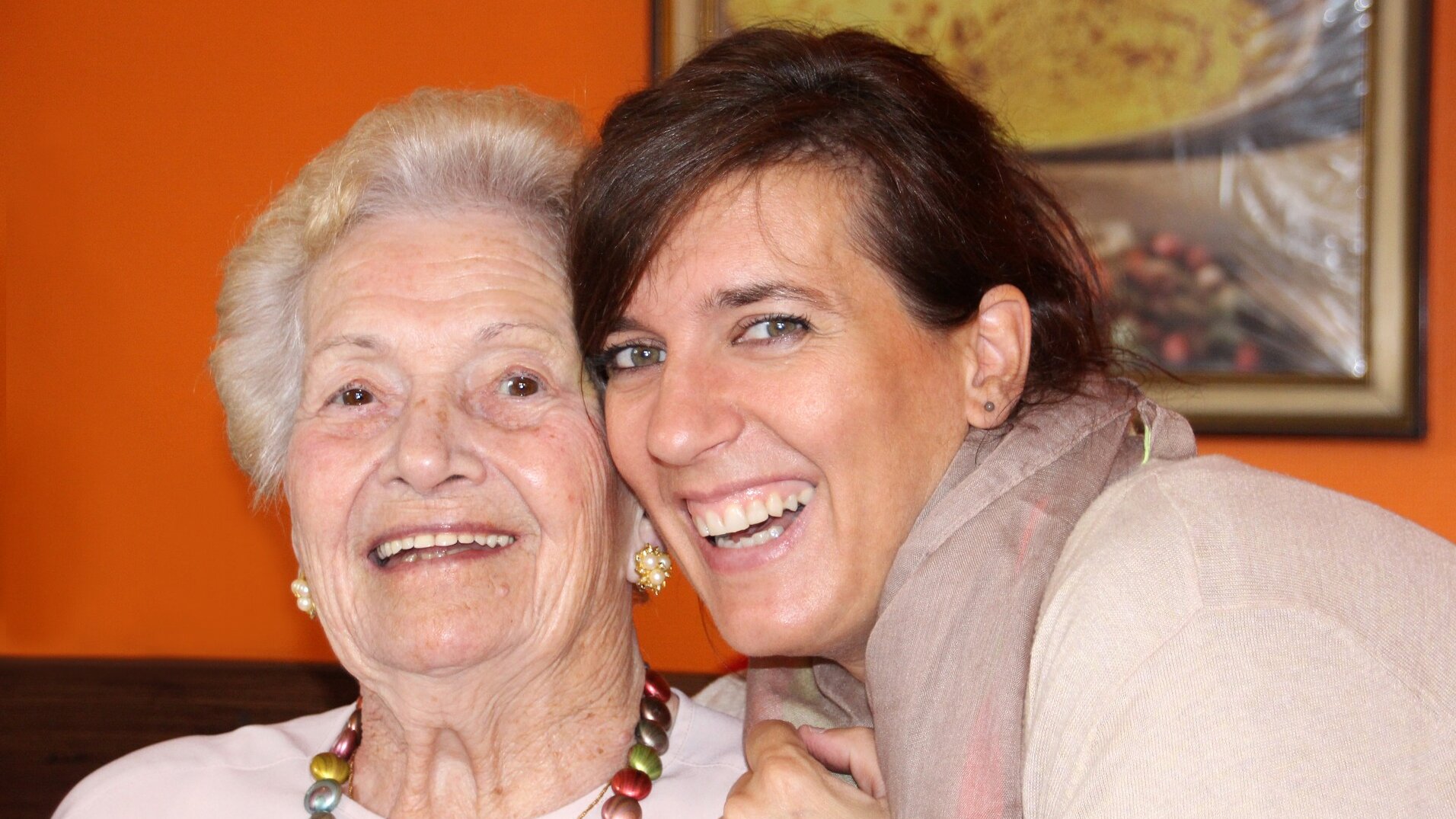 Auf dem Foto sieht man eine ältere und eine jüngere Frau im Porträt