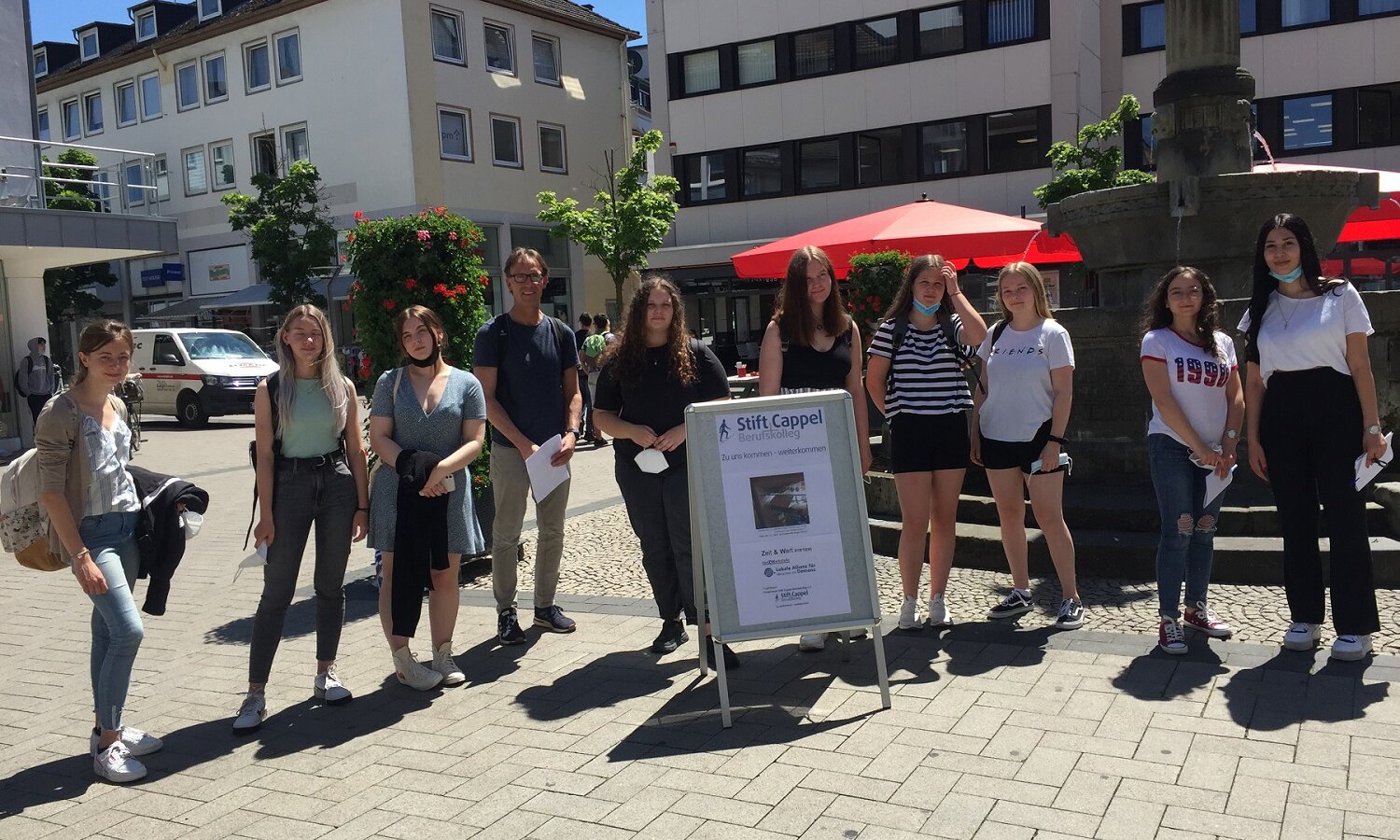 Schülerinnen und Schüler auf einem Platz in Lippstadt