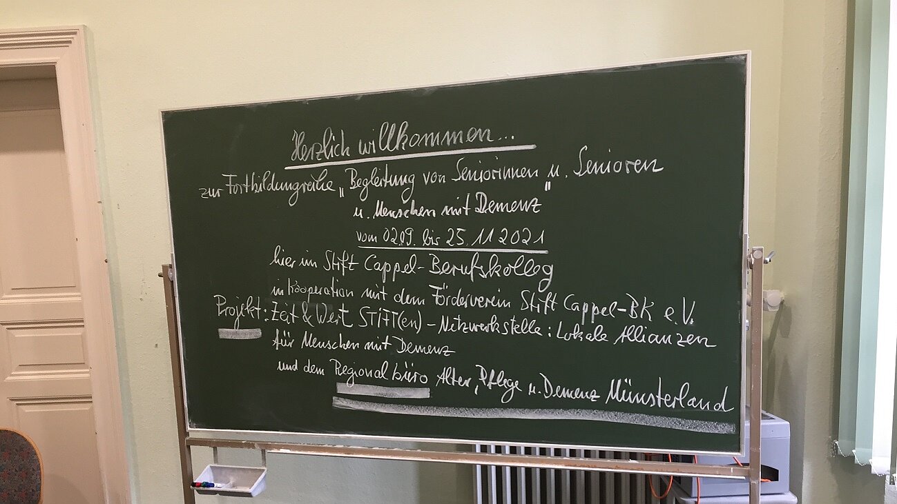 Tafelbild zur Begrüßung der Kursteilnehmenden Foto: Schultafel