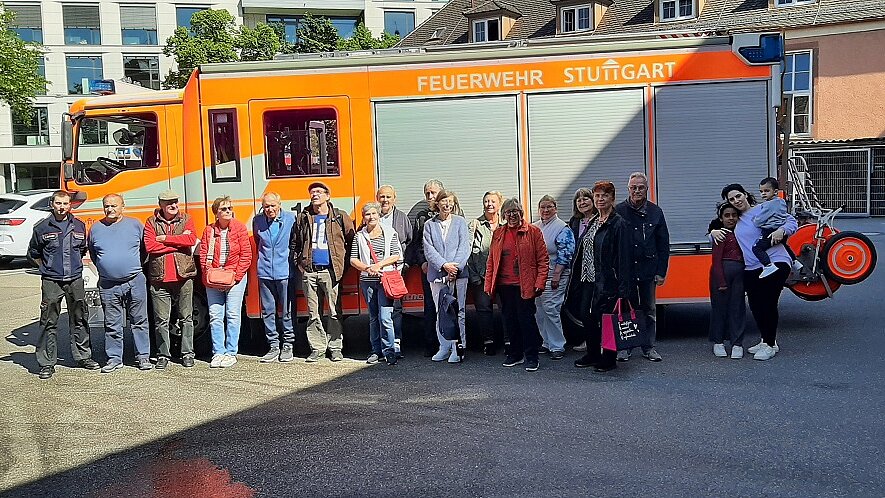 Besuch bei der Feuerwehr Foto: Einer Gruppe Menschen steht vor einem Feuerwehrauto