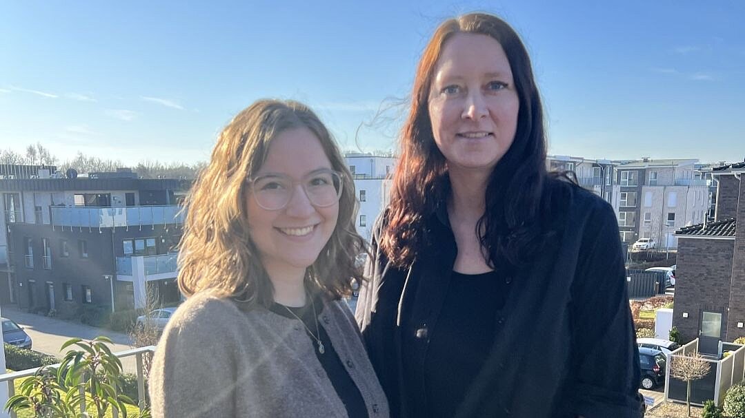 Frau Cloppenburg und Frau Schröder aus dem aktuellen Team 2026 Foto: zwei Frauen im Hingergrund eine Wohngegend