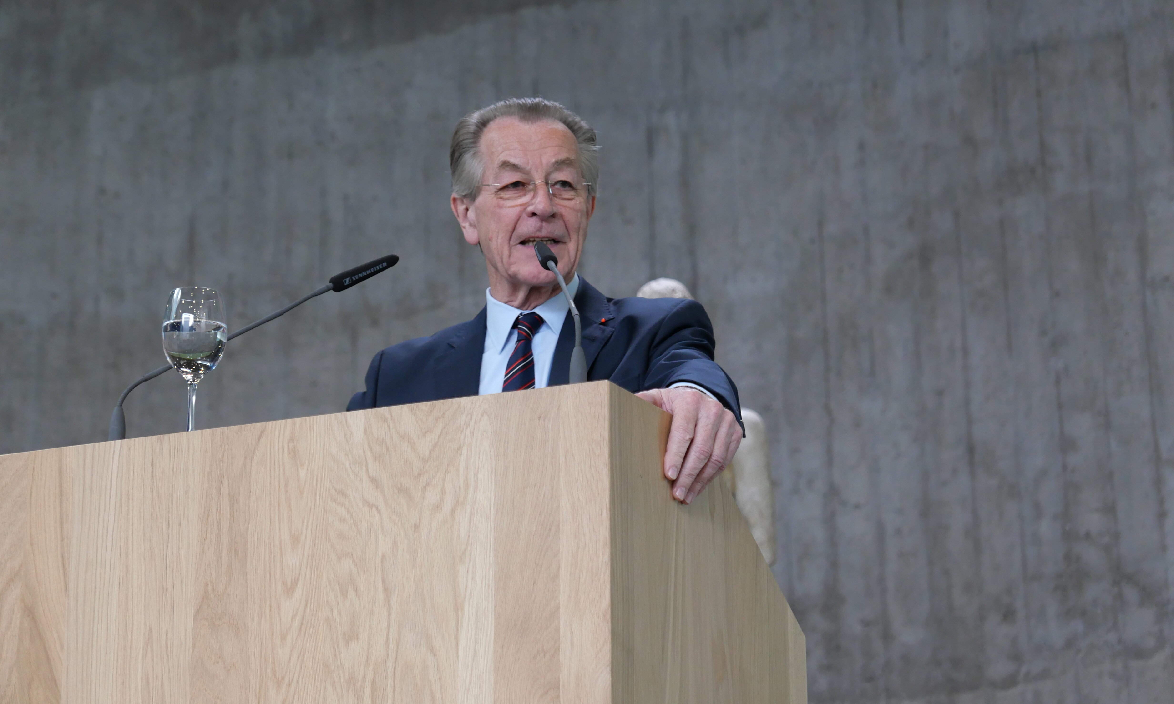 Franz Müntefering hält eine Rede anlässlich der Verleihung des GERAS-Preises