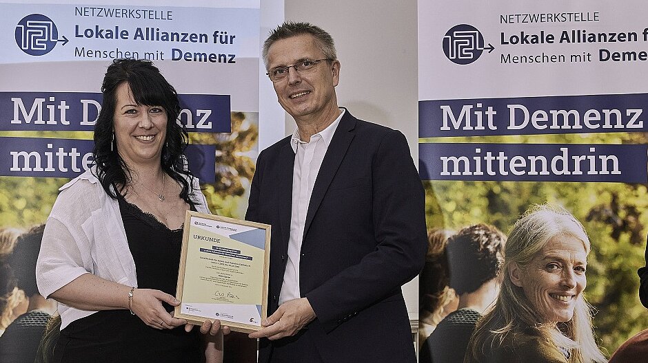 Andreas Schulze überreicht Stefanie Nagel eine Urkunde