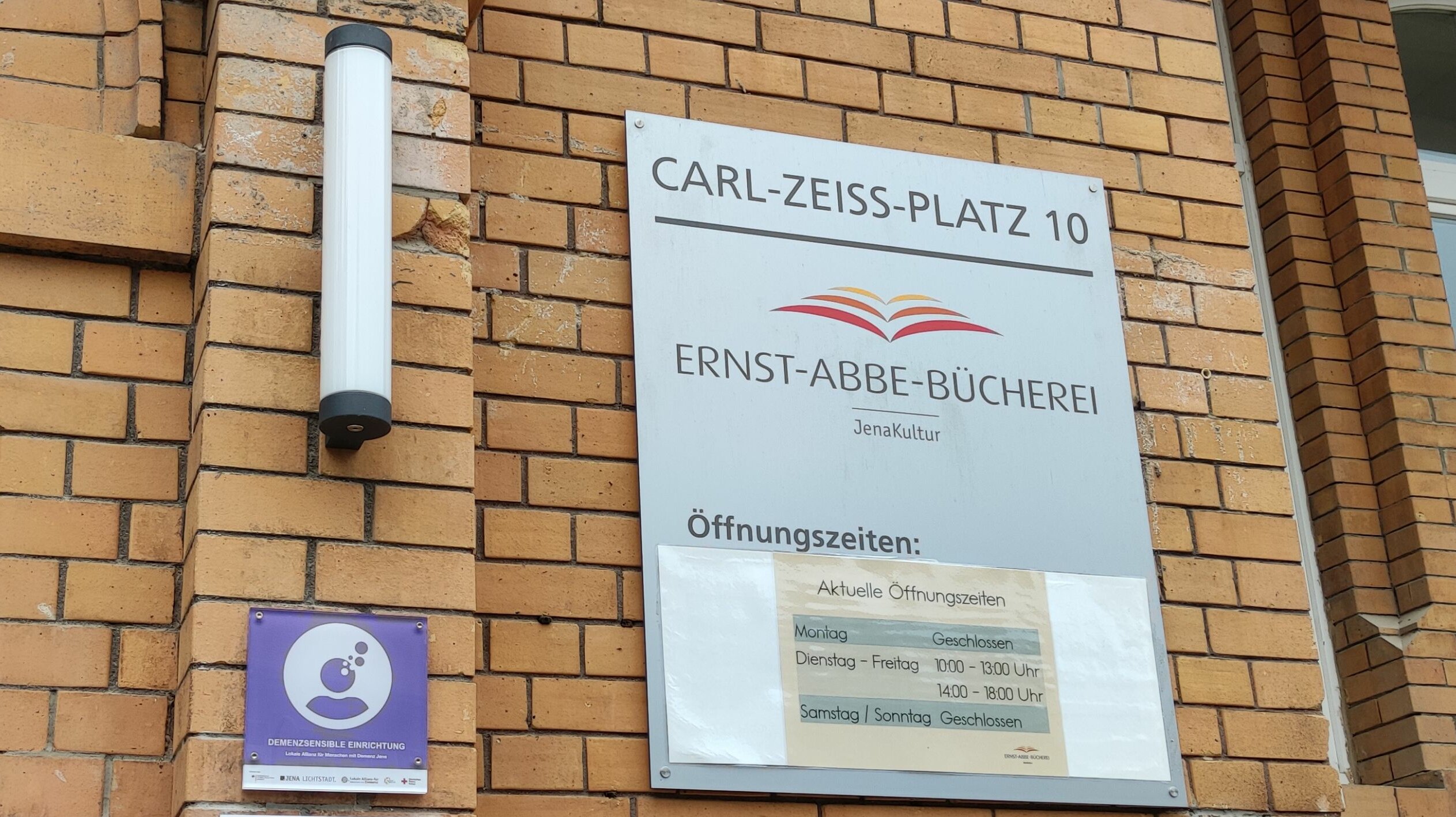 Demenzsensibel-Plakette an der Hauptfiliale der Ernst-Abbe-Bücherei Jena im Stadtzentrum