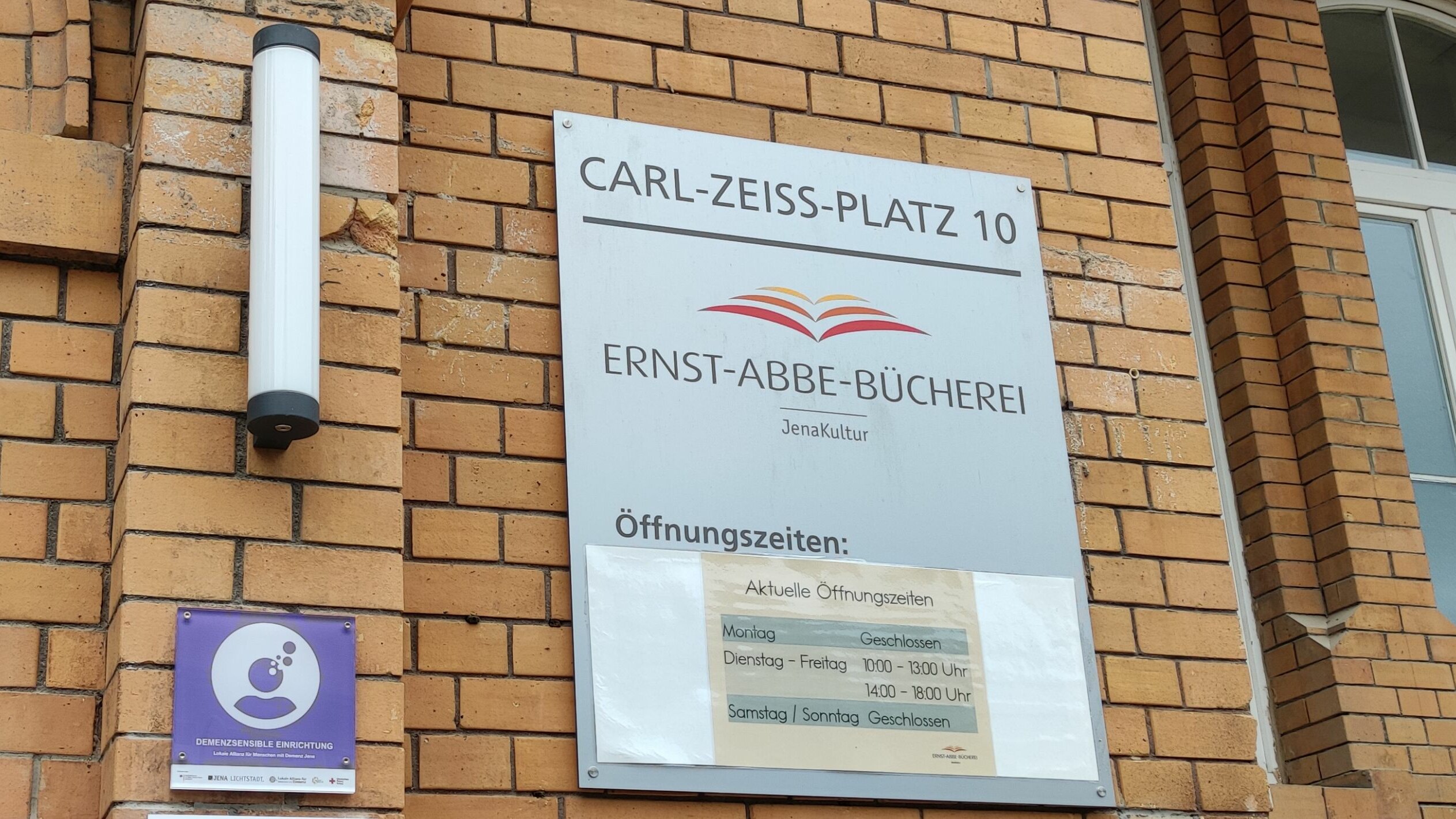 Demenzsensibel-Plakette an der Hauptfiliale der Ernst-Abbe-Bücherei Jena im Stadtzentrum