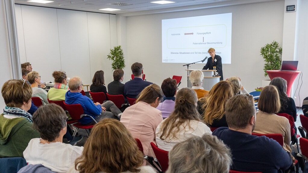Keynote durch Prof.in Dr.in Eva-Marie Kessler Foto: Frau Prof.in Dr.in Kessler spricht am Rednerpult ihre Keynote.