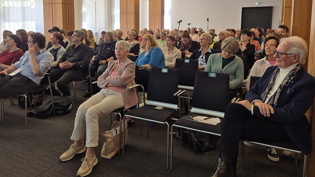 Von vorne: Blick ins Plenum