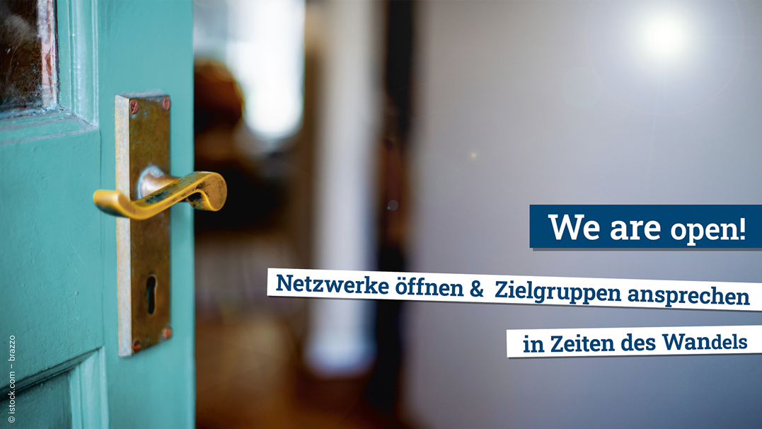 © istock | brazzo Foto von einer geöffneten türkisfarbenen Tür. Daneben steht der Titel der Fachtagung.