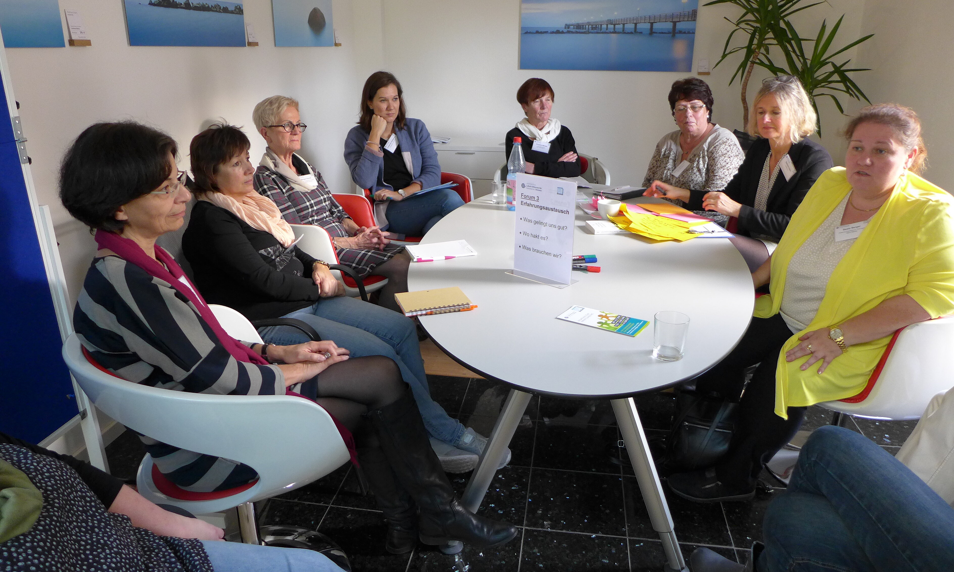 Erfahrungsaustausch im Forum 3 "Sich auf Augenhöhe begegnen und ins Gespräch kommen" | © BAGSO Hier sitzen mehrere Frauen an einem Tisch