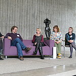 Vier Gesprächspartner im Podiumsgespräch auf der Bühne 