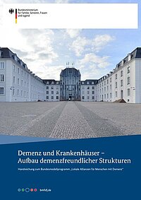 Titelbild der Handreichung: Im Vordergrund ist ein freier Platz. Im Hintergrund ein großes weißes Gebäude
