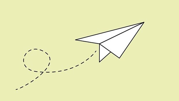 Weißer Papierflieger auf hellgrünem Hintergrund